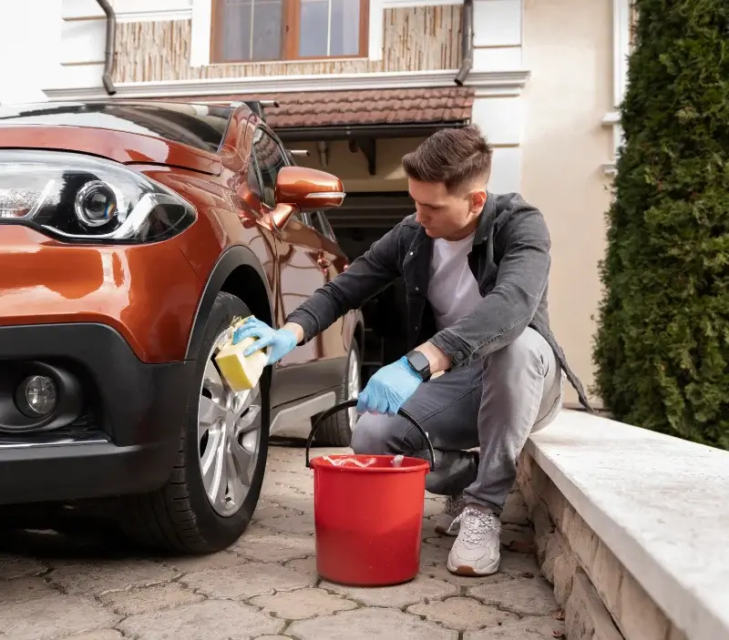 Lavage auto à domicile Cantaous : professionnel intervenant sur un véhicule